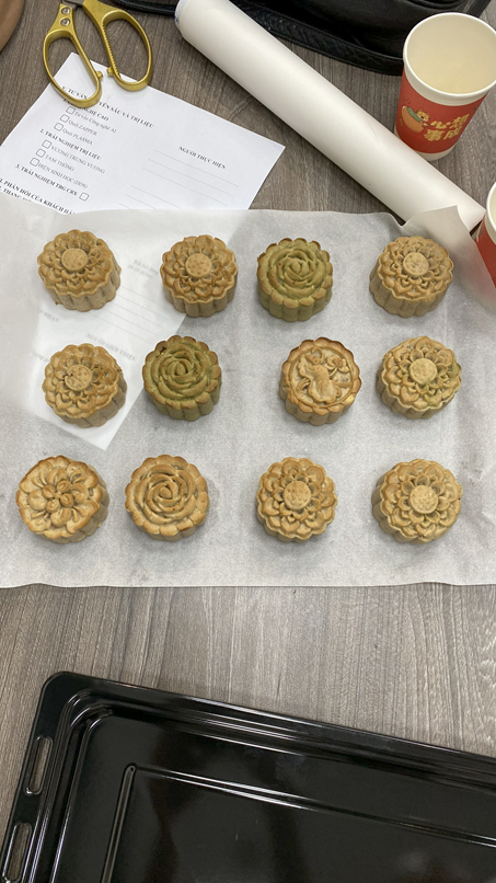 đại lý trực tiếp làm ra những chiếc bánh trung thu healthy